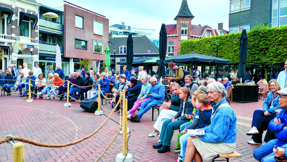 Het publiek was massaal naar de Koornmarkt gekomen.jpg