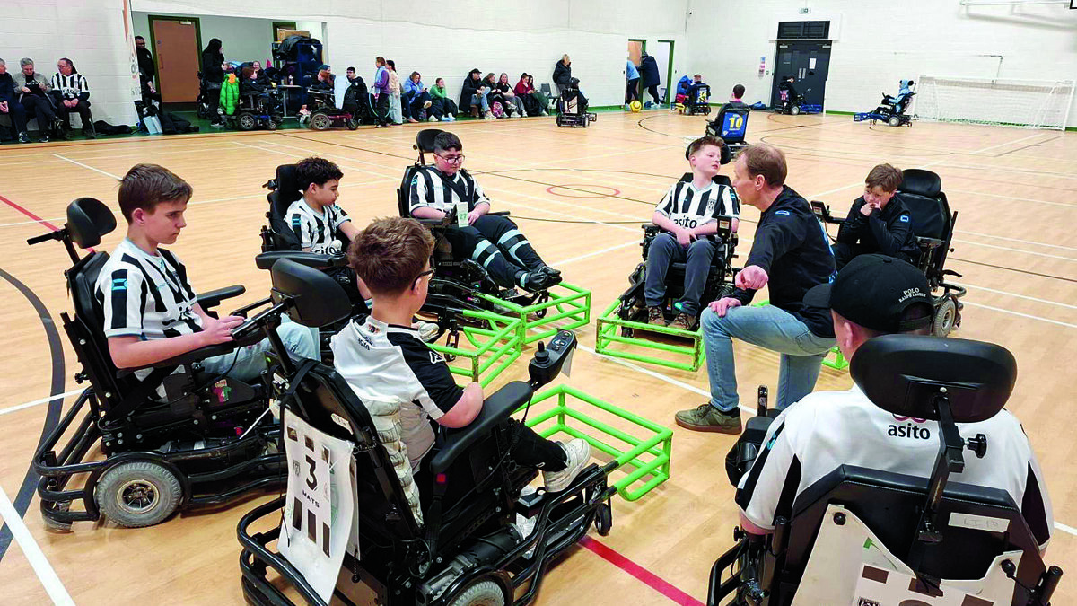 Trainer Robin Assink gaat letterlijk en figuurlijk voor zijn spelers door de knieën.jpg