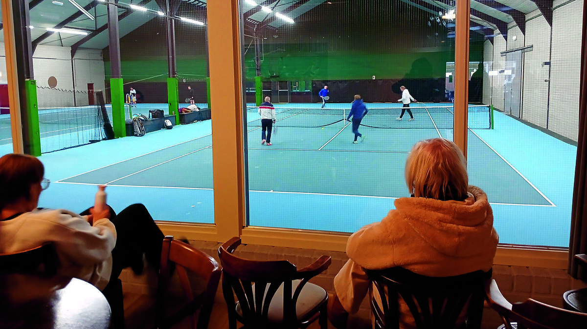 Ook het publiek hield de jas er bij aan.jpg