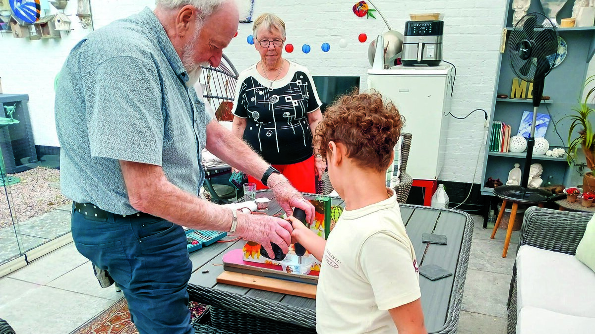 marcus knutselt samen met Dean een boot in elkaar