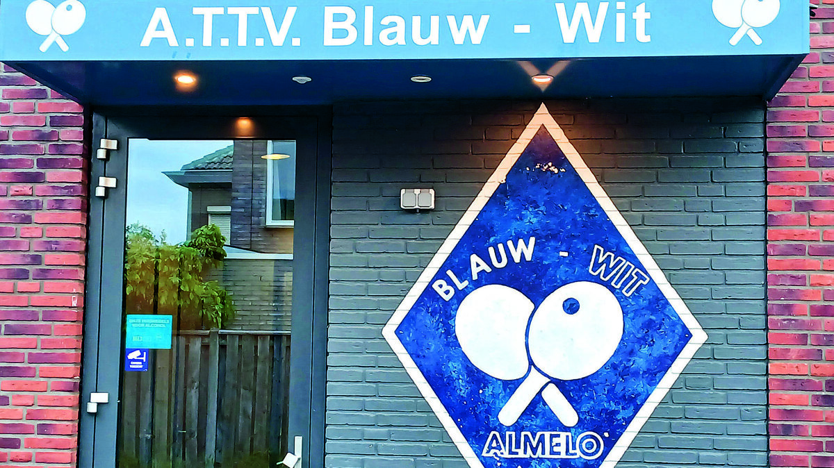 De Showdownspelers trainen onder de vlag van Blauwwit.jpg