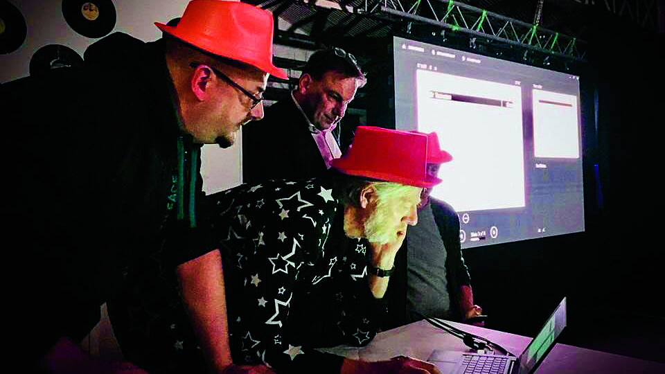 PopquizXL commissie olv Tom Weel achter de computer  om uitslagen te bekijken.jpg