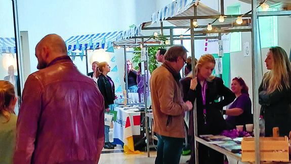 Allerlei aan de rechtbank gerelateerde kraampjes..jpg