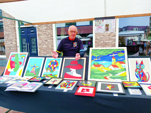 Joseph Lenferink met zijn 'Monderiaan getinte werken'..jpg