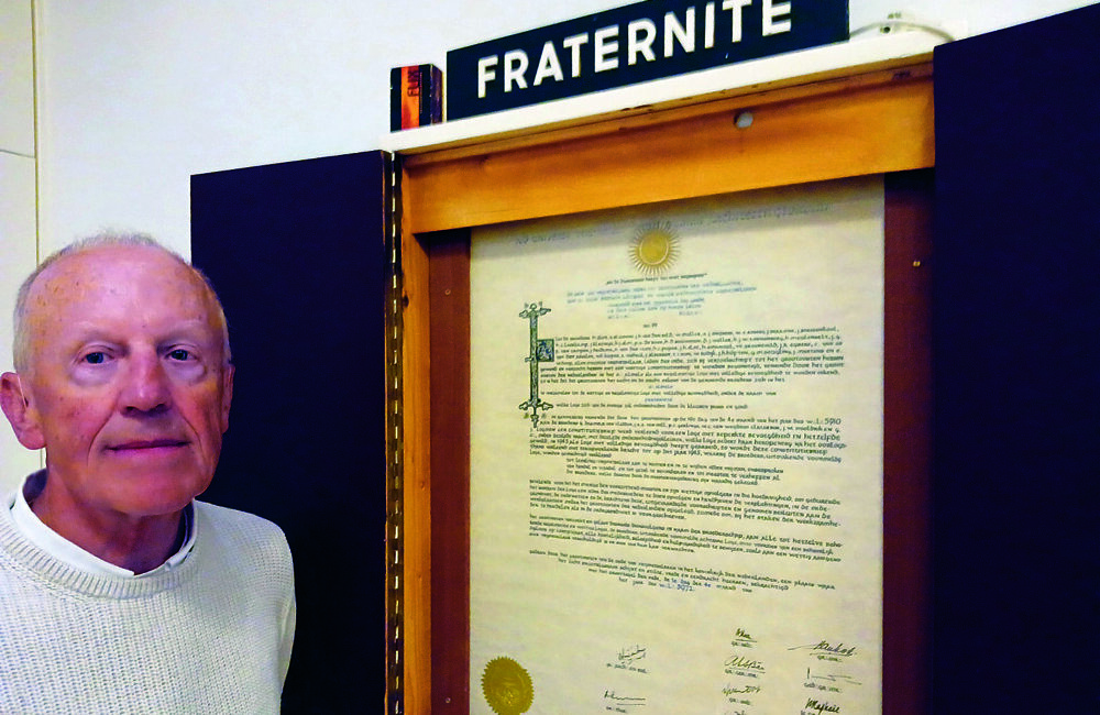 Henny Perik bij het bord over de wetmatigheden binnen de Vrijmetselarij.jpg