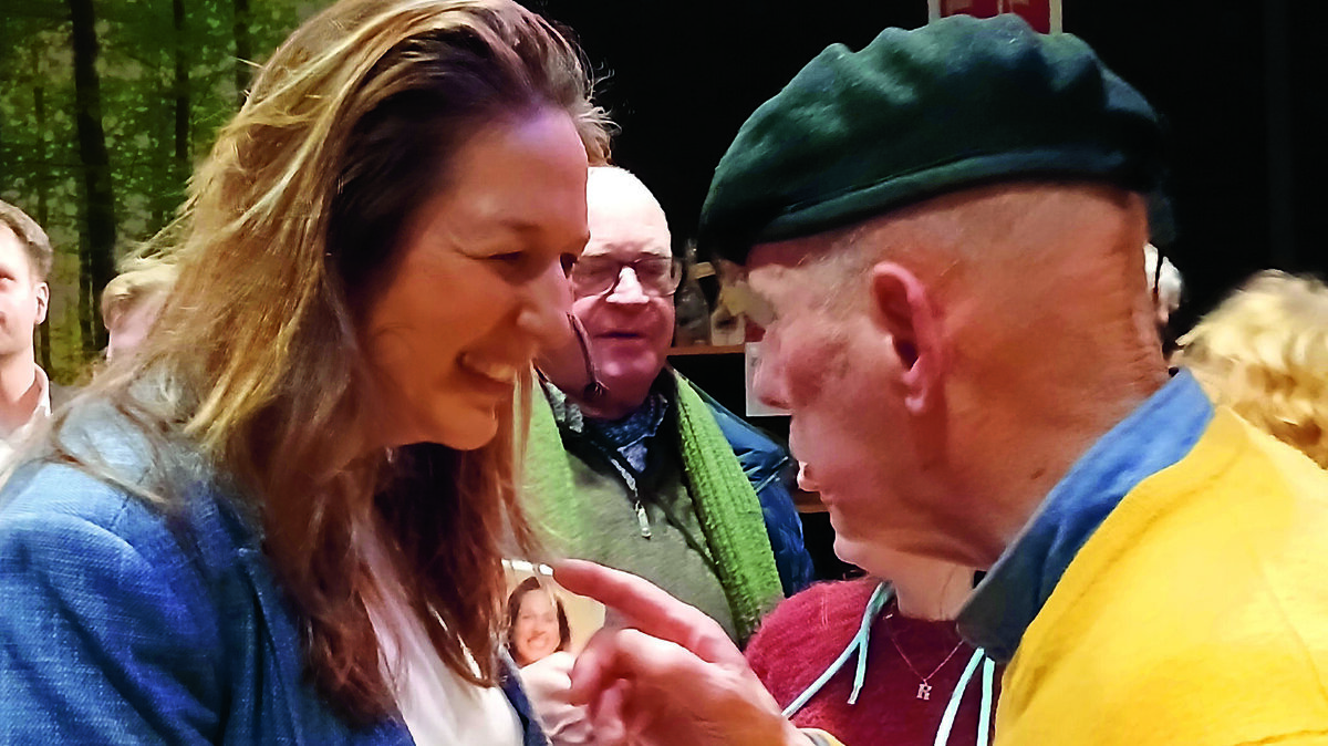 Marjolein Moorman in geprek met belangstellende.jpg