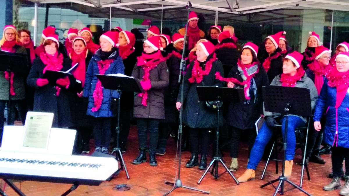 Kerstkoor laat van zich horen.jpg