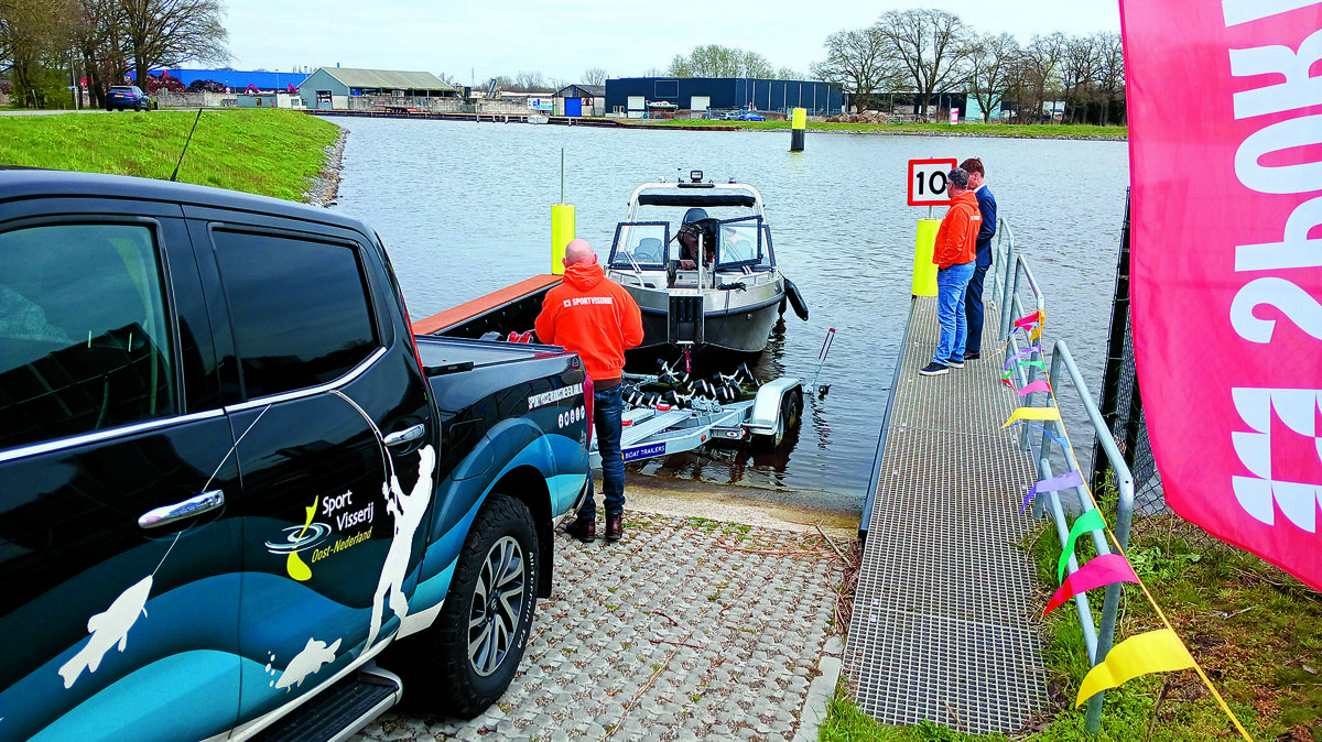 De boot wordt in het water gelaten.jpg