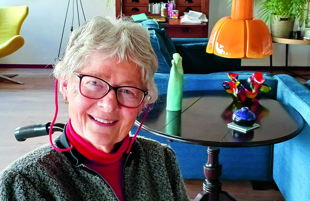 Paulien Vrolijk in haar kleurrijke woning.jpg