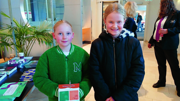 Fraukje en Linda beginnen enthousiast aan de Vossenjacht.jpg