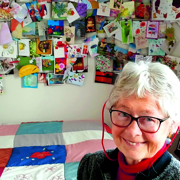 Paulien bij haar kaartenwand.jpg