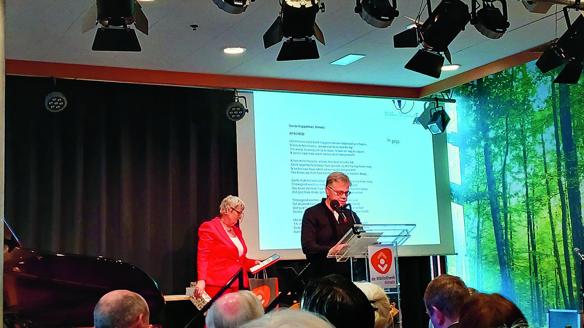 De Almelose Gerda Koppelman werd tweede met het gedicht afscheid.jpg