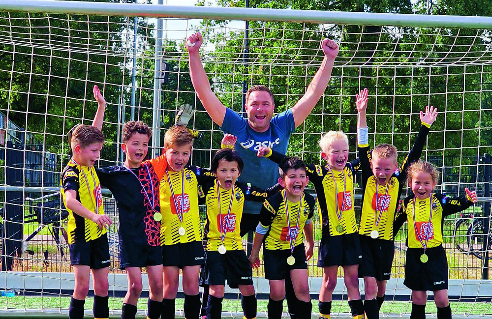 Het Team van PH J08-4 met vlnr. Novan, Lennn, Loet, Manuel, Haik, Senn en Corleone en daarachter trainer Rolf