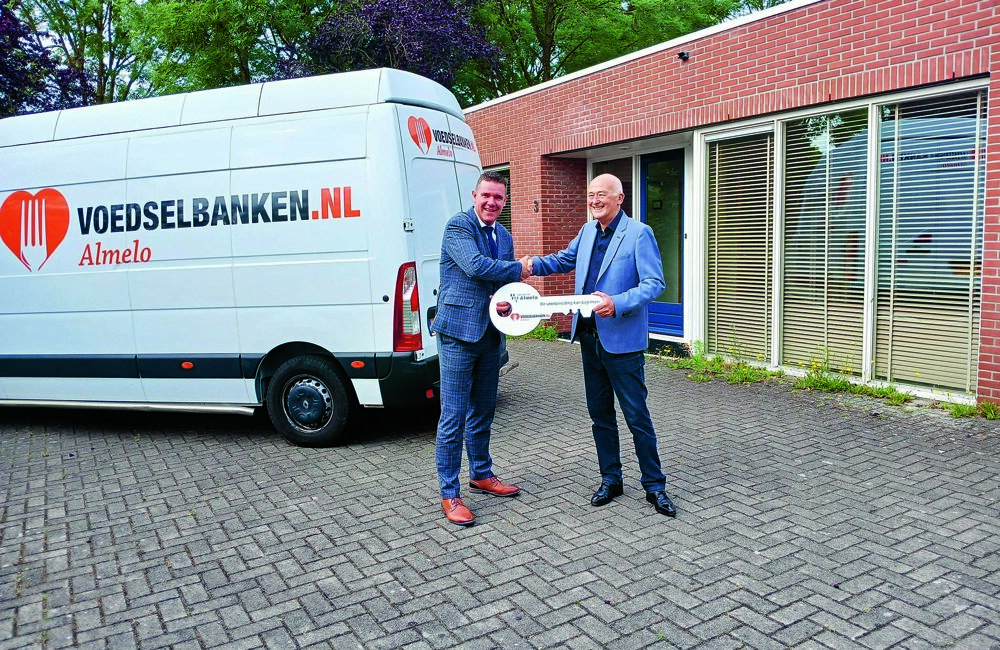 De sleutel overdracht van de gemeente, wethouder van Mierlo, Henny Ganseman, diecteur van de Voedselbank