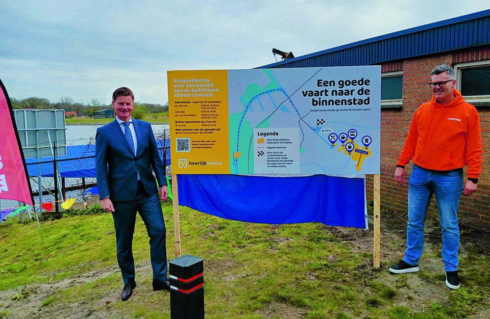 Wethouder en medewerker Sportvisunie.jpg