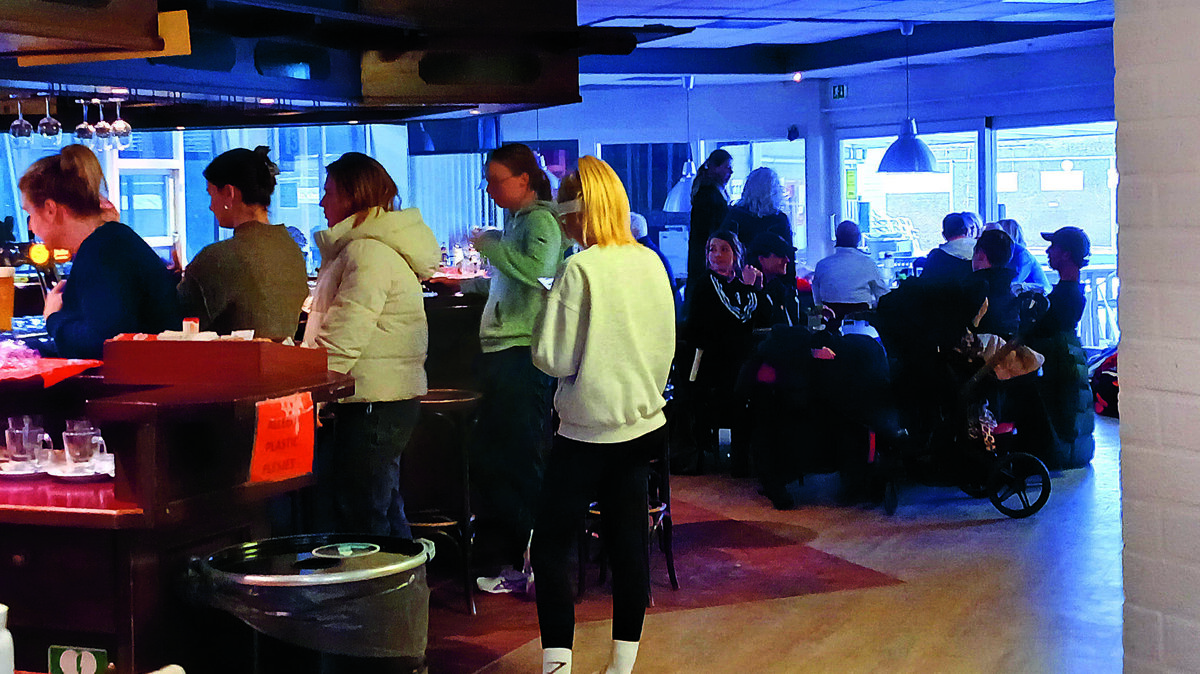 In de rij voor een hapje en een drankje.jpg