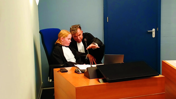 Een van de kinderen durfde de rol van officier van justititie aan.jpg