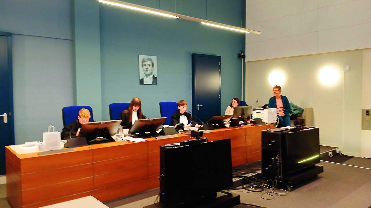 Kinderen spelen mee in een rechtzaak, hier als advocaat.jpg