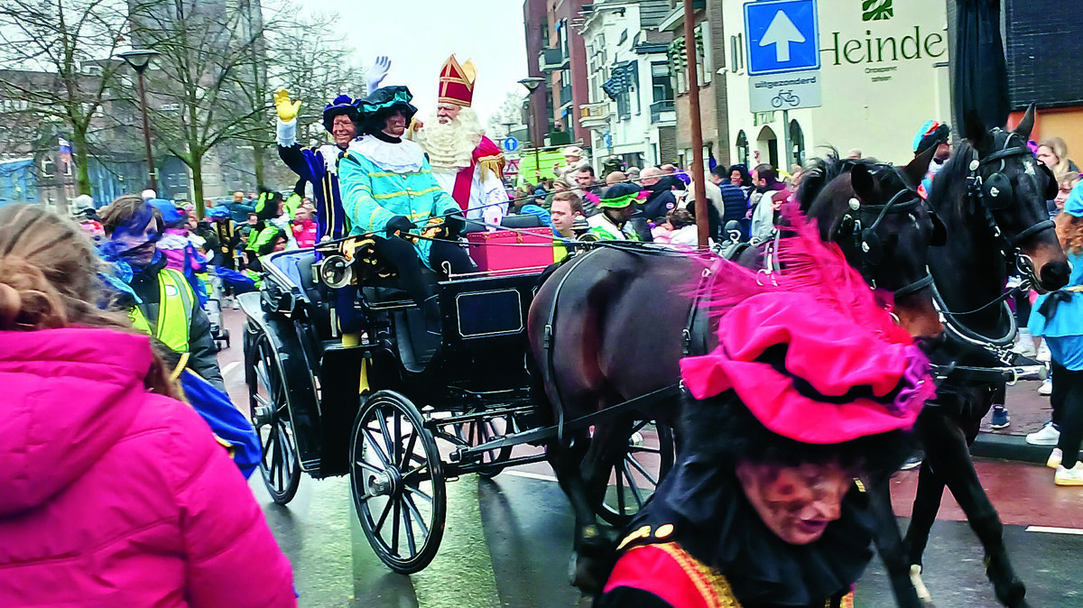 In een koets met paarden trok de Sint door Almelo.jpg