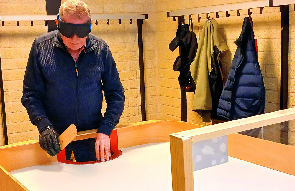 Hans Blijenberg in actie achter de tafel.jpg