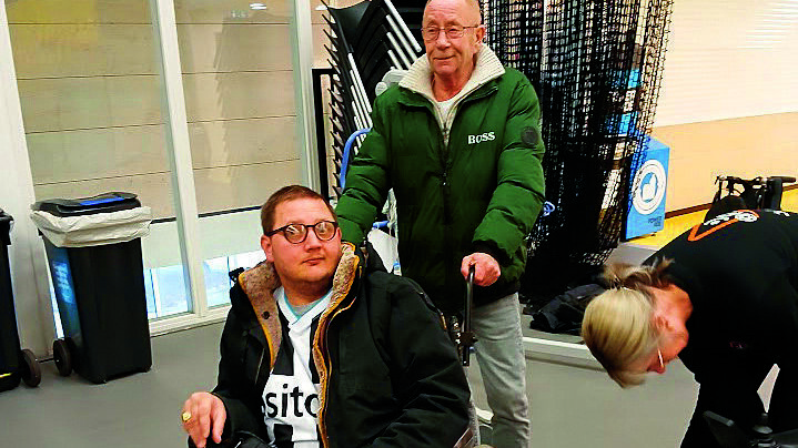 De verschillende spelers komen allemaal met een begeleider binnen.jpg