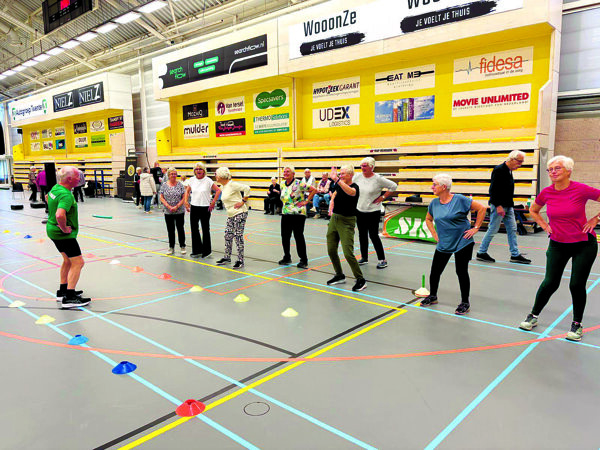 Veel belangstelling voor de oefeningen van de SISUleden.jpg