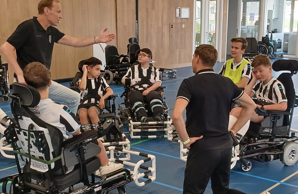 De trainers geven de nodige aanwijzingen