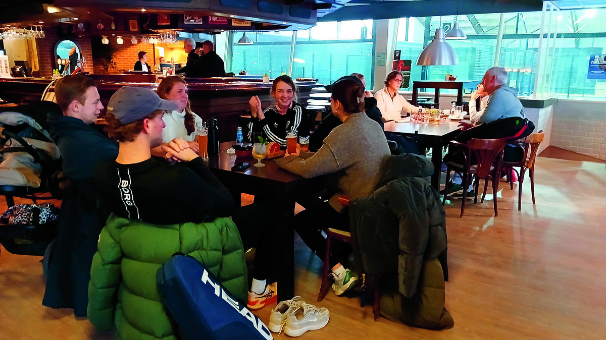 Gezellig na kletsen onder het genot van een drankje.jpg