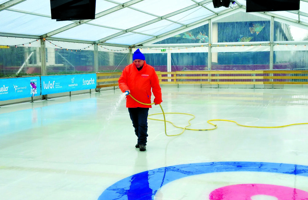 vrijwilliger actief tijdens Almelo On Ice.jpg