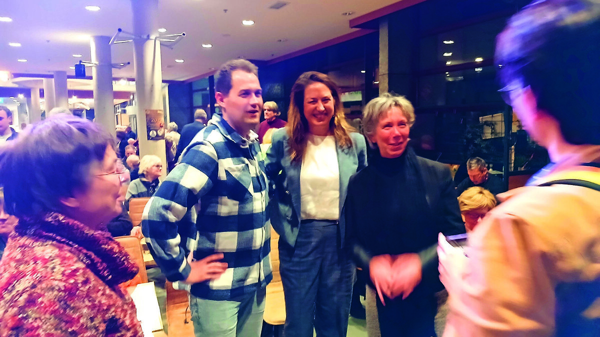 Veel 'fans'gingen graag op de foto met Marjolein.jpg