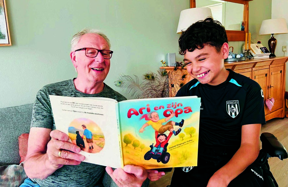 Ira en zijn Opa Geert zijn trots op het boek