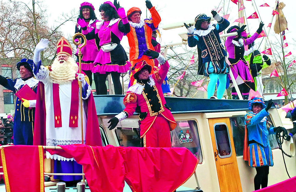 De Sint en vele Pieten zijn weer in Almelo aangekomen.jpg
