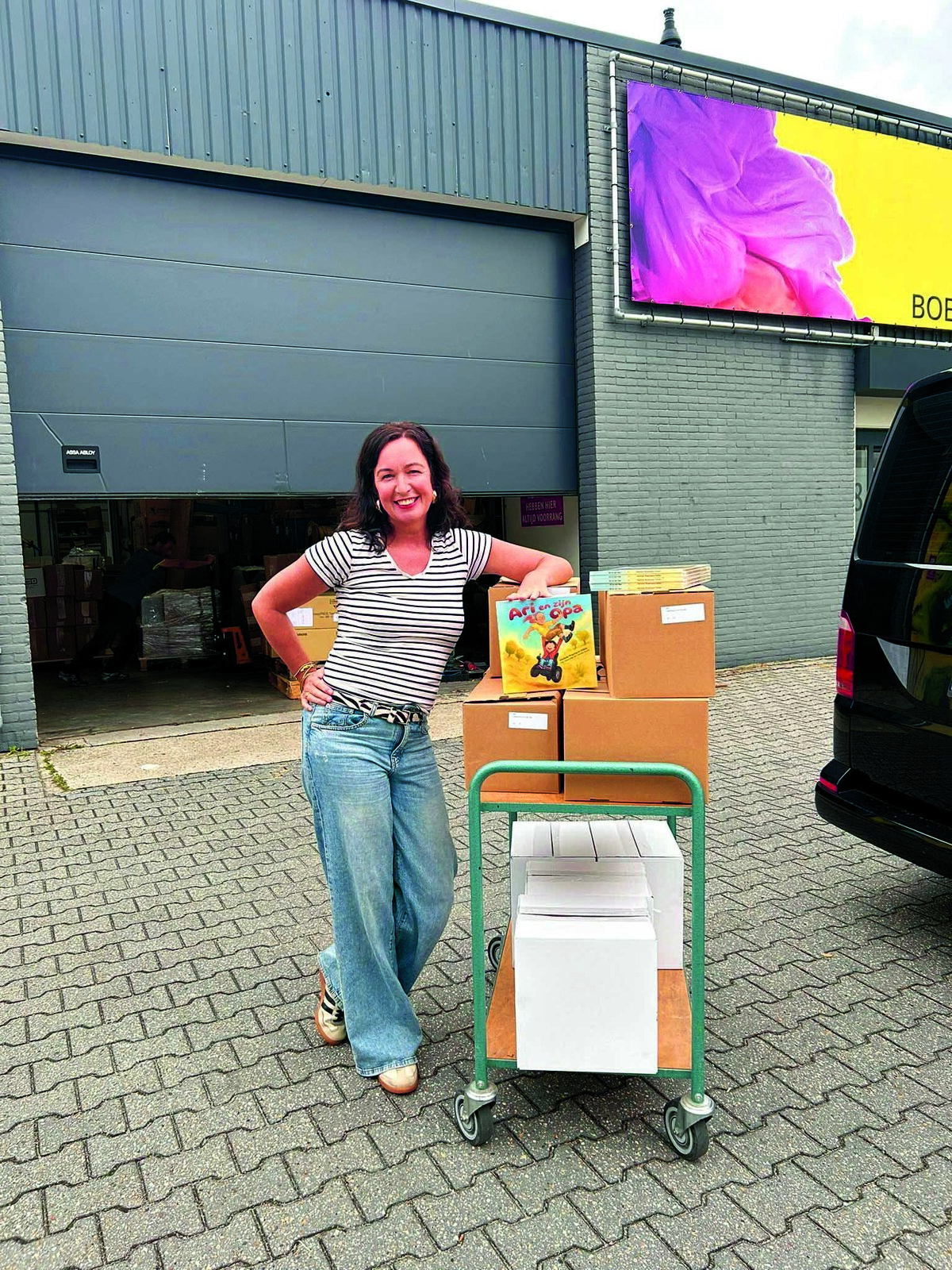 Marlinda is blij dat het boek mocht ophalen bij de drukker