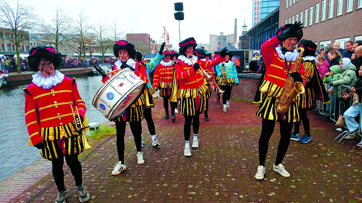 Ook dit jaar was er weer een pietenband present.jpg