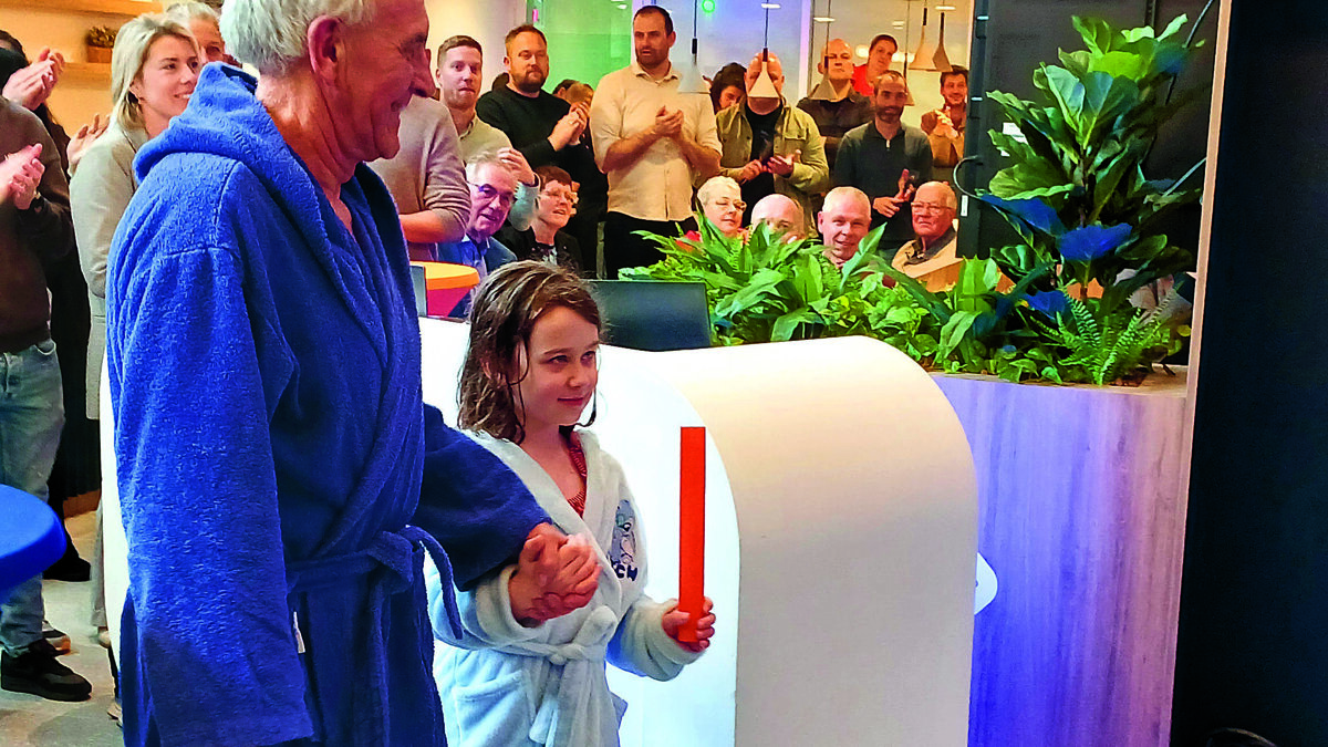 Gerrit en Mia dragen het  stokje over aan wethouder van Rees.jpg