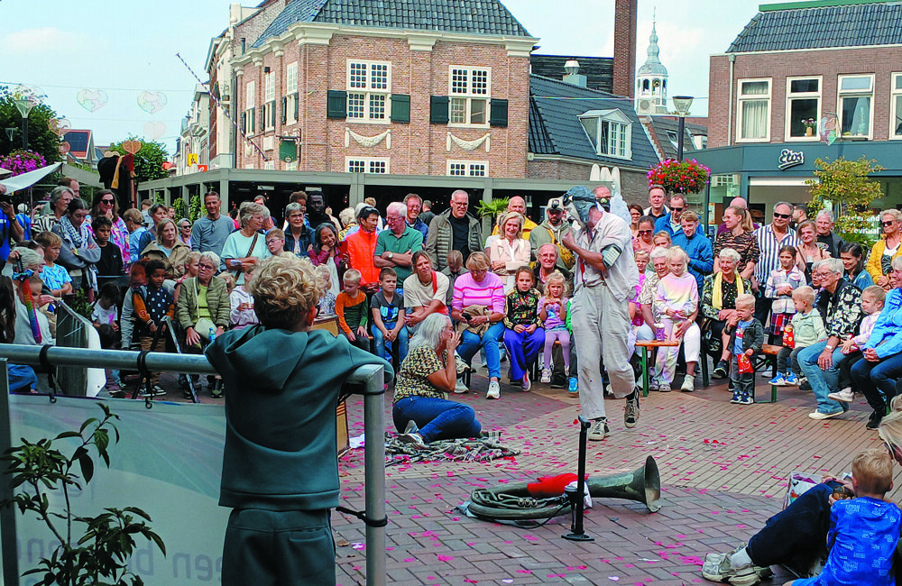 Veel belangstelling voor de optredens op de Koornmarkt