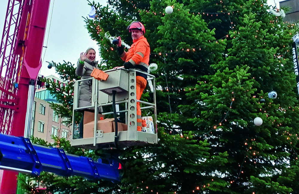 Centrummanager Yvonne Aman hangt zelf de Heracles attributen in de boom.jpg