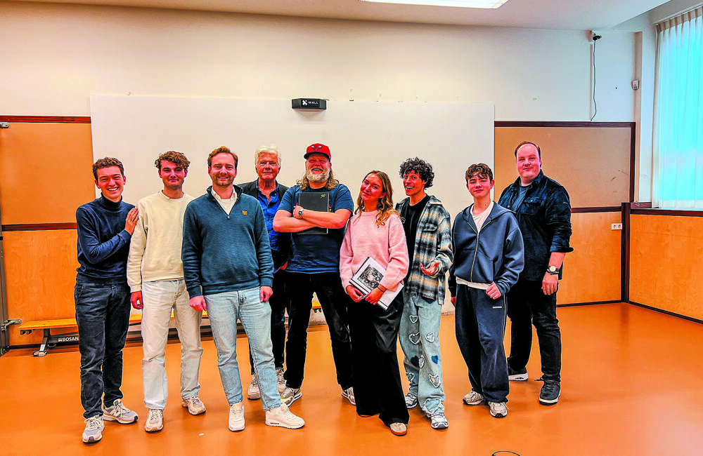 Sinterklaas & de Magische Pakjesmachine cast.jpg