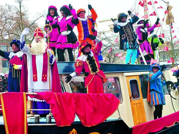 De Sint en vele Pieten zijn weer in Almelo aangekomen.jpg