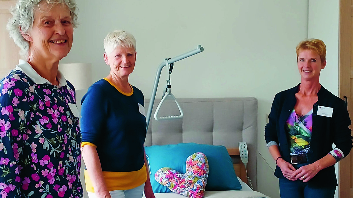 Drie van de 45 gastvrouwen ( vrijwilligers) die samen een hecht team vormen en er echt zijn voor de bewoner.jpg