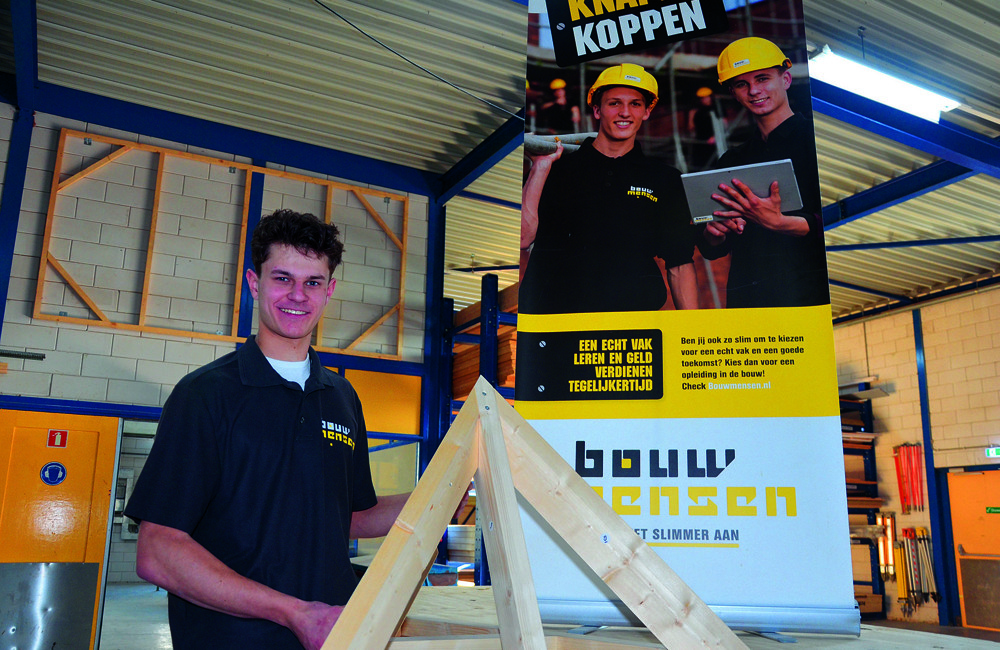 Jochem werkt aan zijn werkstuk.JPG