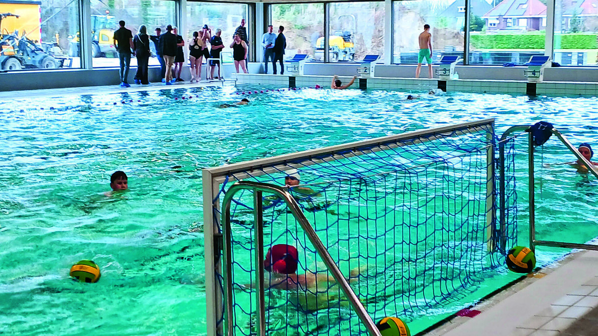 Er wordt demonstratiewedstrijd waterpolo gespeeld.jpg