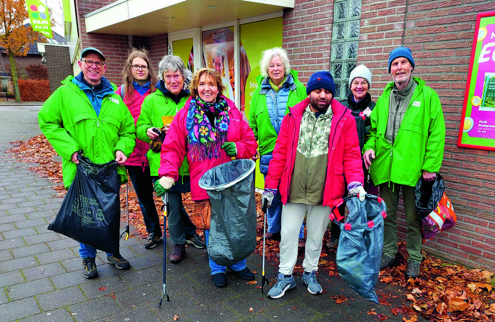 Leden van GroenLinks en PvdA rapen maandelijks het vuil op in de wijjken.jpg