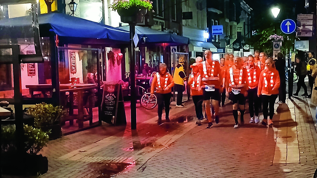Het team van de Almeloopers kwam 's nachts rond 0.30 op het Amaliaplei aan.jpg