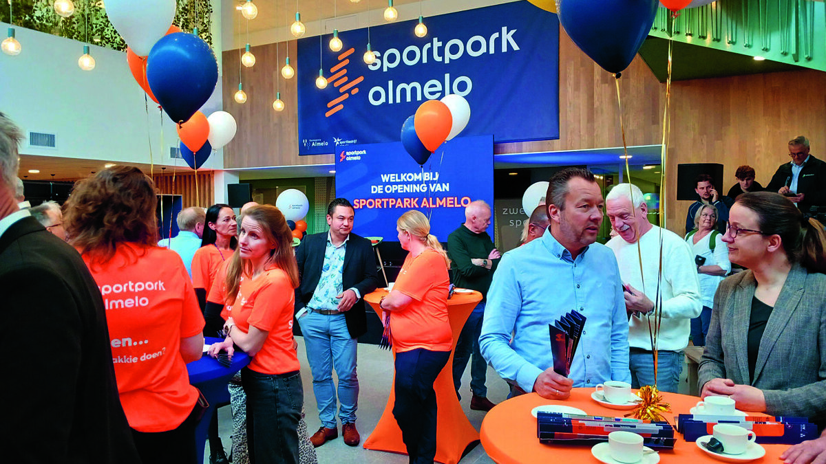 Gezellig drukte tijdens de opening van het Sportpark.jpg