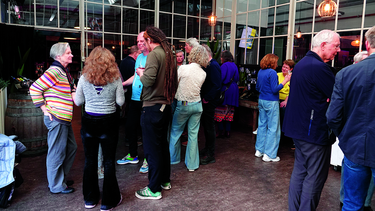 Napraten met de aanwezigen.JPG