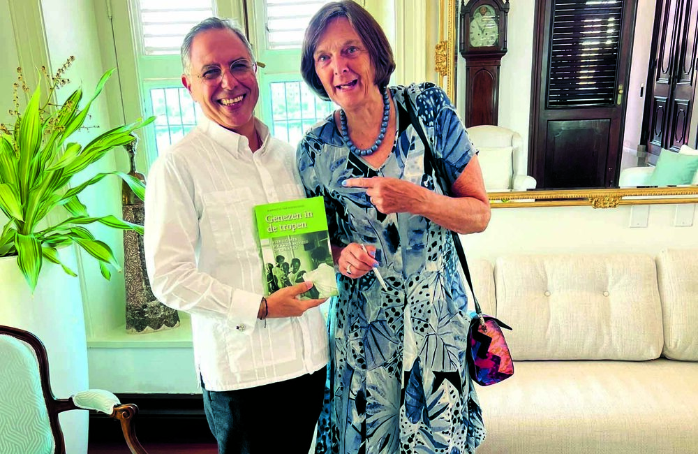 De auteur bood in augustus het boek aan aan Z.E. Mauritsz de Kort, gouverneur van Curaçao.