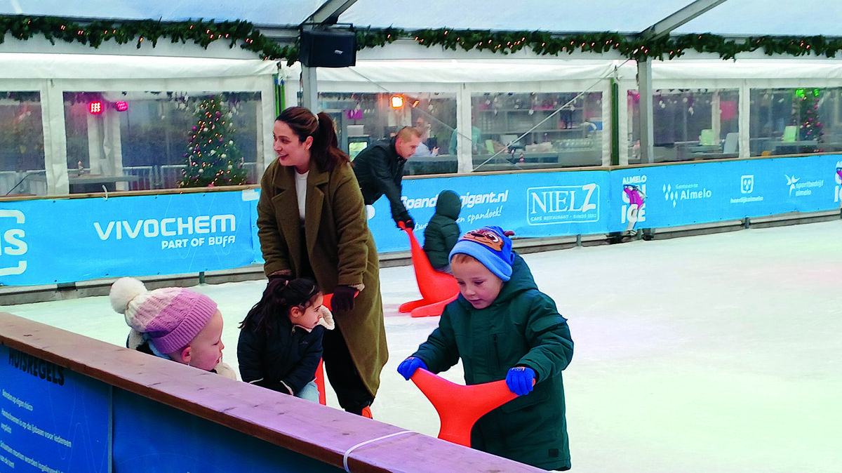 Hele families samen op het ijs.jpg