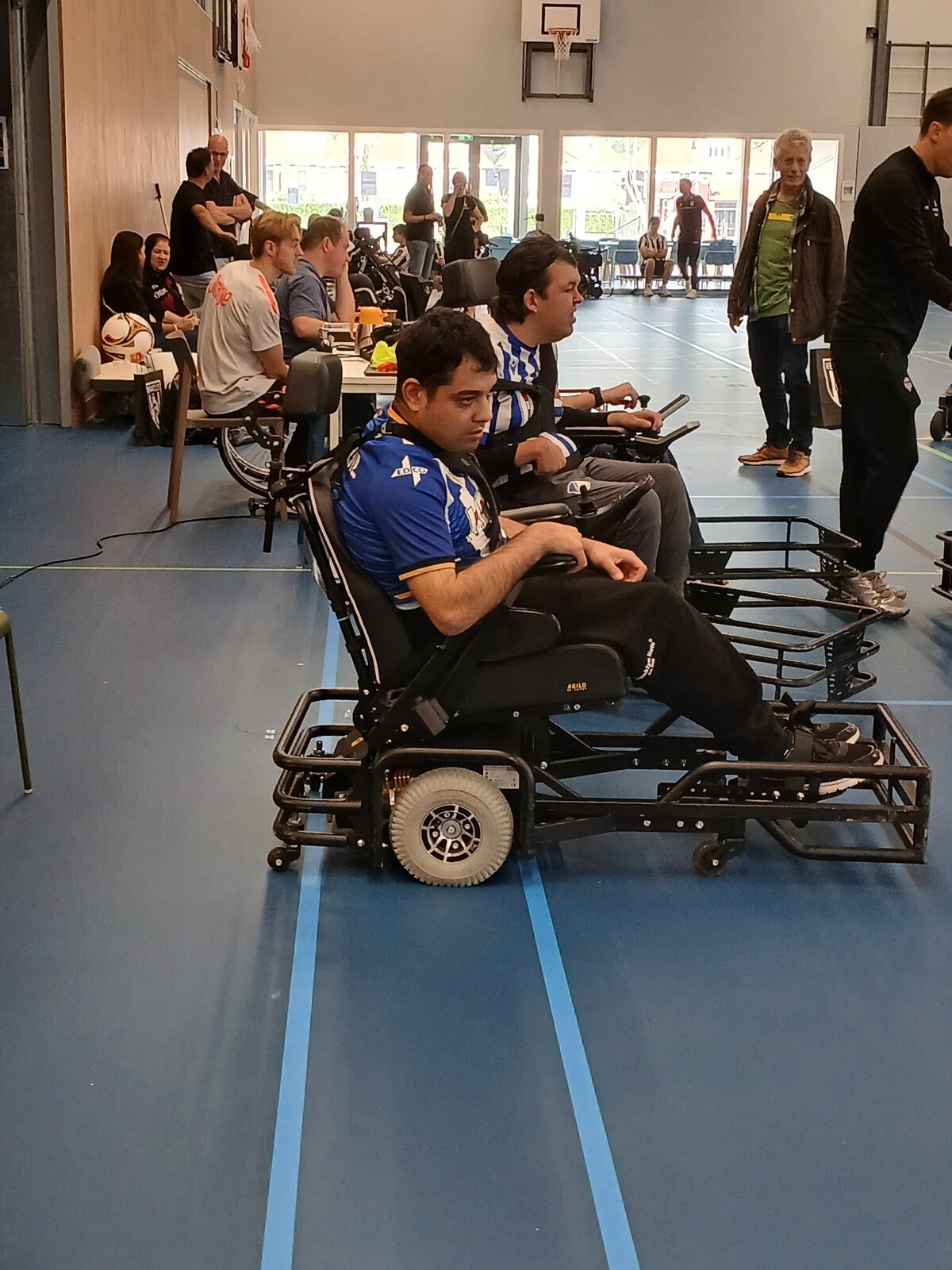 Ook de wisselspelers staan startklaar