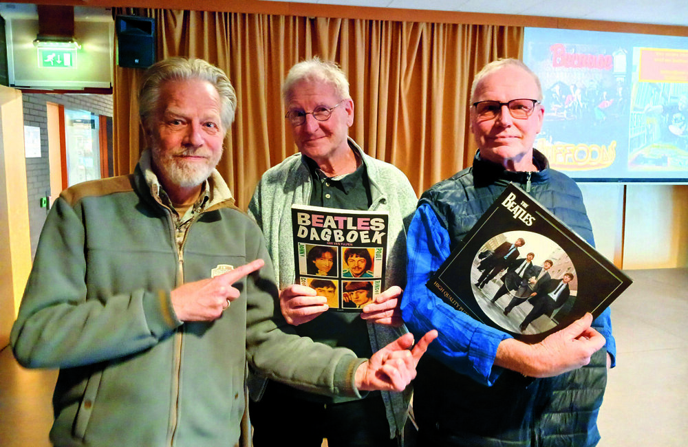 Tom Weel met twee fanatieke Beatlesfans, Henk en Gerard Paltz.jpg